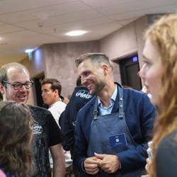 Steffen talking to students