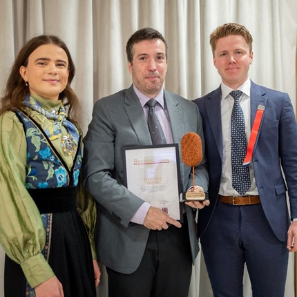 The student representatives Sivert Sundre Abrahamsen (left) og Anders Fosse Hereide (right) from The Academic Committee at NHH, together with Francisco Santos. The prize was awarded on May 17, at NHH. Photo: NHHS