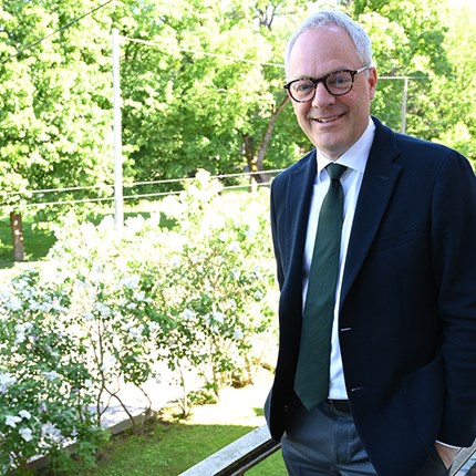 Øystein Søreide på balkong i Drammensveien 44