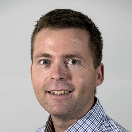 NHH-professor Trond Døskeland ved Institutt for foretaksøkonomi  veiledet de to masterstudentene. 