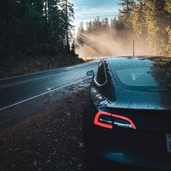 Bilde av Tesla. Foto: Unsplash v. Sasan Hezarkhani