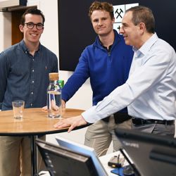 After the Sandmo Lecture, first-year students Wilhelm Hatlen and Anton W. Fladmark had the opportunity to speak with MIT Professor David Autor about AI, working life and job opportunities. Photo: Sigrid Folkestad