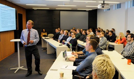 Endre Røsjø presented the scholarship at NHH Monday 26 October.