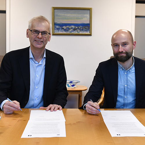 Bilde av NHH-rektor Øystein Thøgersen og Jostein Hole Kobbeltvedt i Raftostiftelsen. Foto: Hallvard Lyssand 