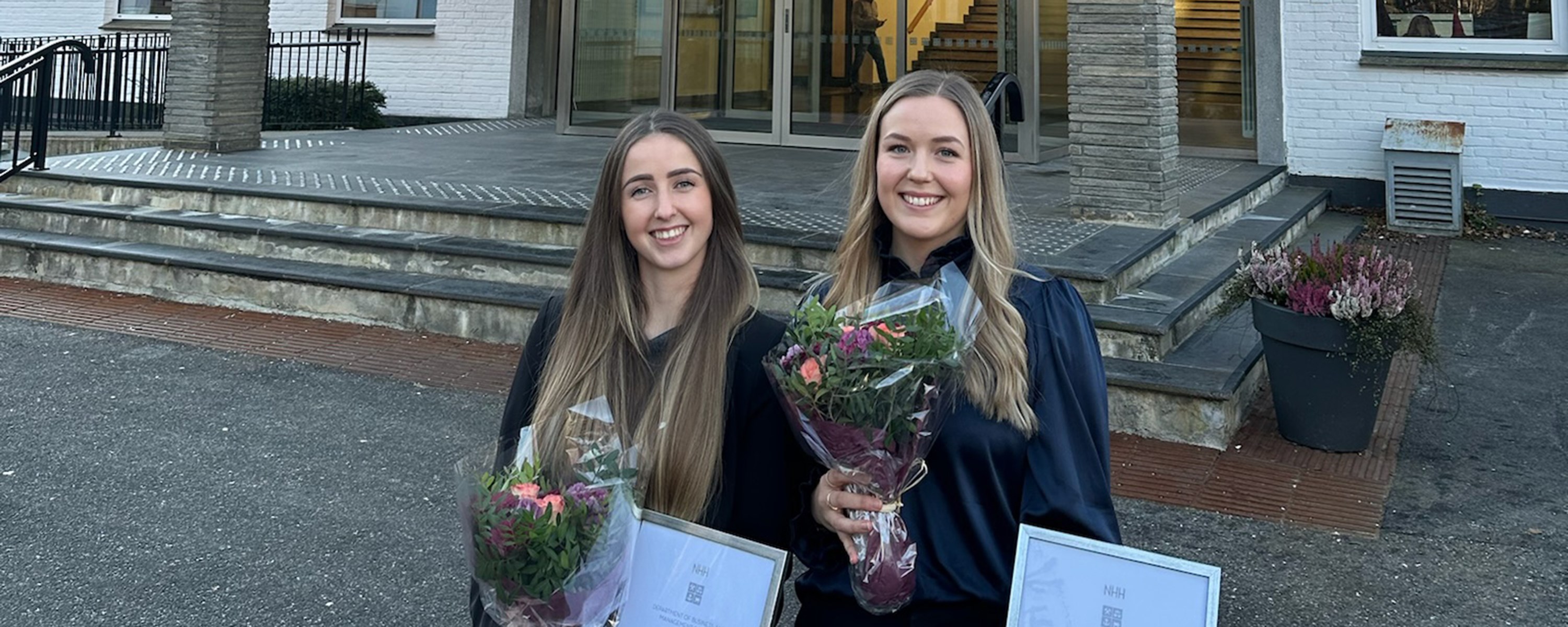 Bilde av  Natalie Alsaker Bergsvik og Linnéa Marie Wahlman Bjøru foran NHH-bygningen. Foto: privat