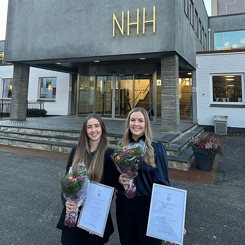 Bilde av  Natalie Alsaker Bergsvik og Linnéa Marie Wahlman Bjøru foran NHH-bygningen. Foto: privat
