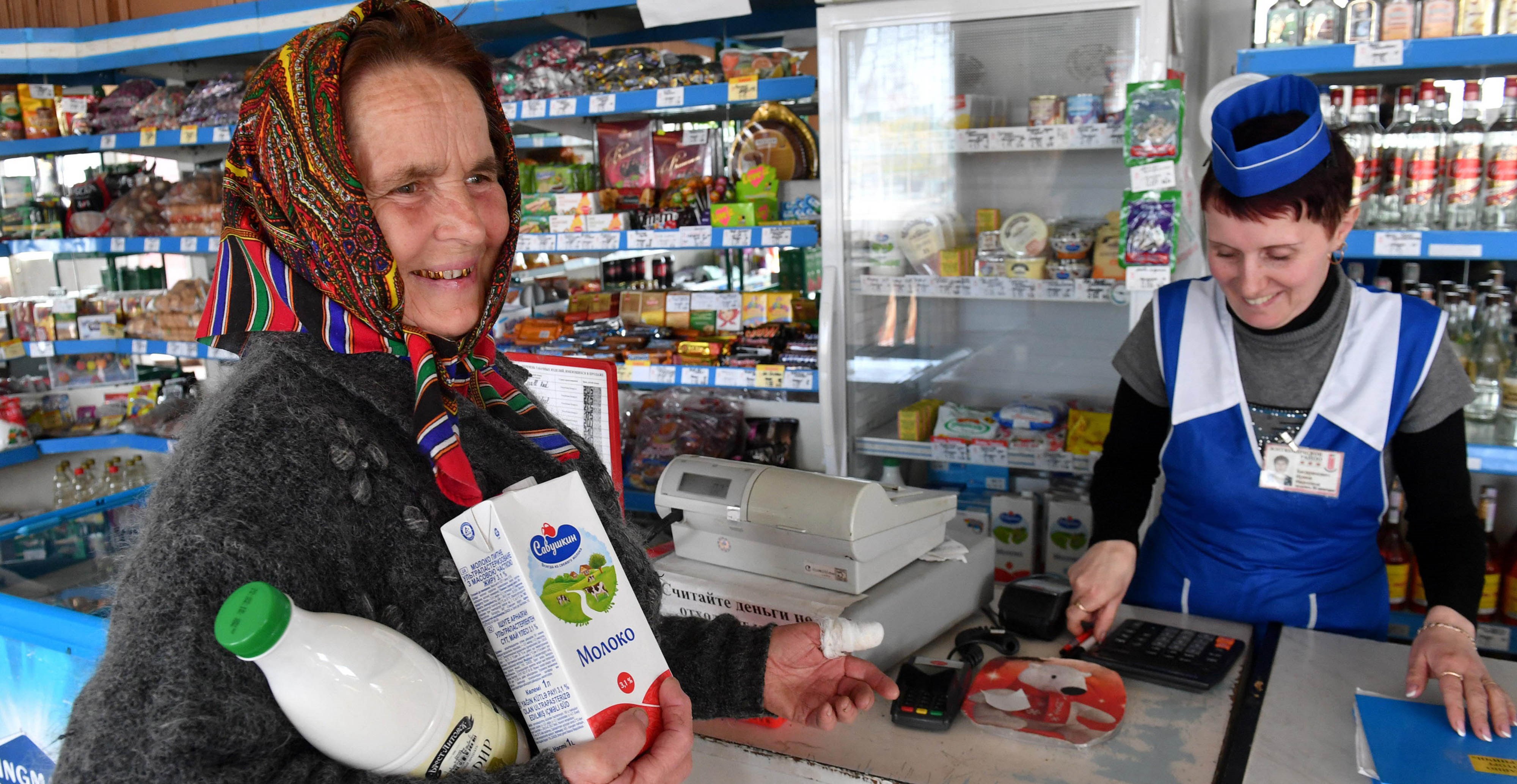 A woman in the city of Turov, Belarus, trades milk in the Belkoopsoyuz cooperative. Photo: ITAR-TASS