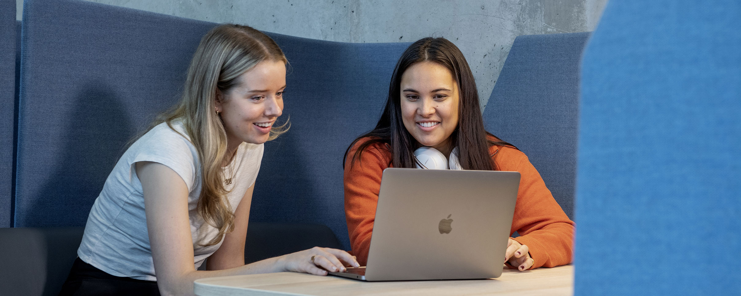 Picture of two NHH students in front of latop. Photo: Helge Skodvin