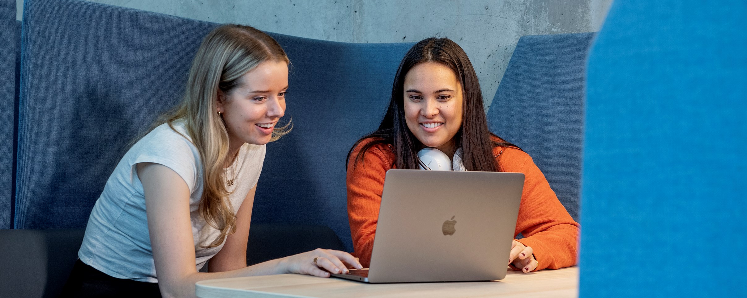 Picture of two NHH students in front of latop. Photo: Helge Skodvin