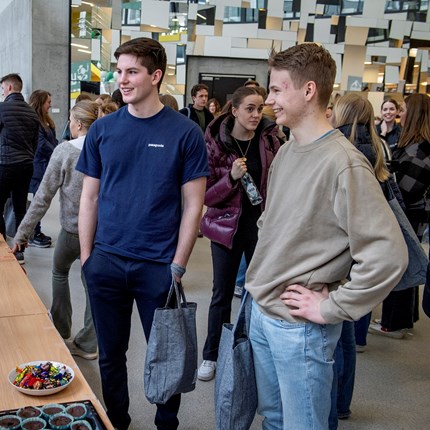 Henrik Karlsen (18) og Tobias Slinning Urke (18) var nysgjerrige på alle studenttilboda på NHH.  