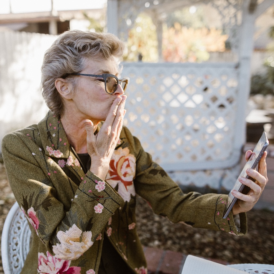 Eldre dame facetimer. Foto: RDNE Stock project