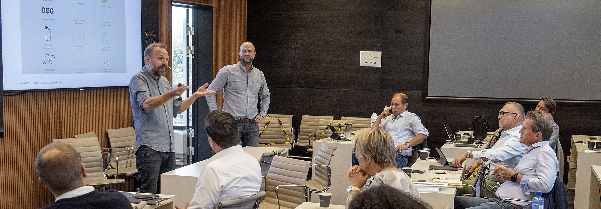Lars Jacob Tynes Pedersen (t.v.) og Sveinung Jørgensen i sving med undervisning for et tidligere Sustbus-kull. Arkivfoto: Helge Skodvin