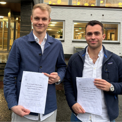 FINISHED: Emil Kristiansen (left) and Snorre Helno have just handed in their master's, which was honored during the annual Karl Borch lecture. Photo: Private/NHH