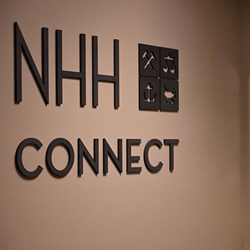 Interiørdeltalj med logo for NHH Connect