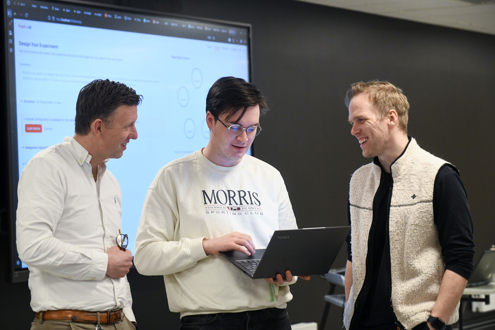 Sigve Hofstad Møklebust har bevisst laget et dårlig agent-team for å se hvordan det kræsjer. Emneansvarlig Dan Richard Knudsen og BUS-koordinator Joel W. Berge liker eksperimentet. Alle foto: Ingunn Maarnes-Gjærde