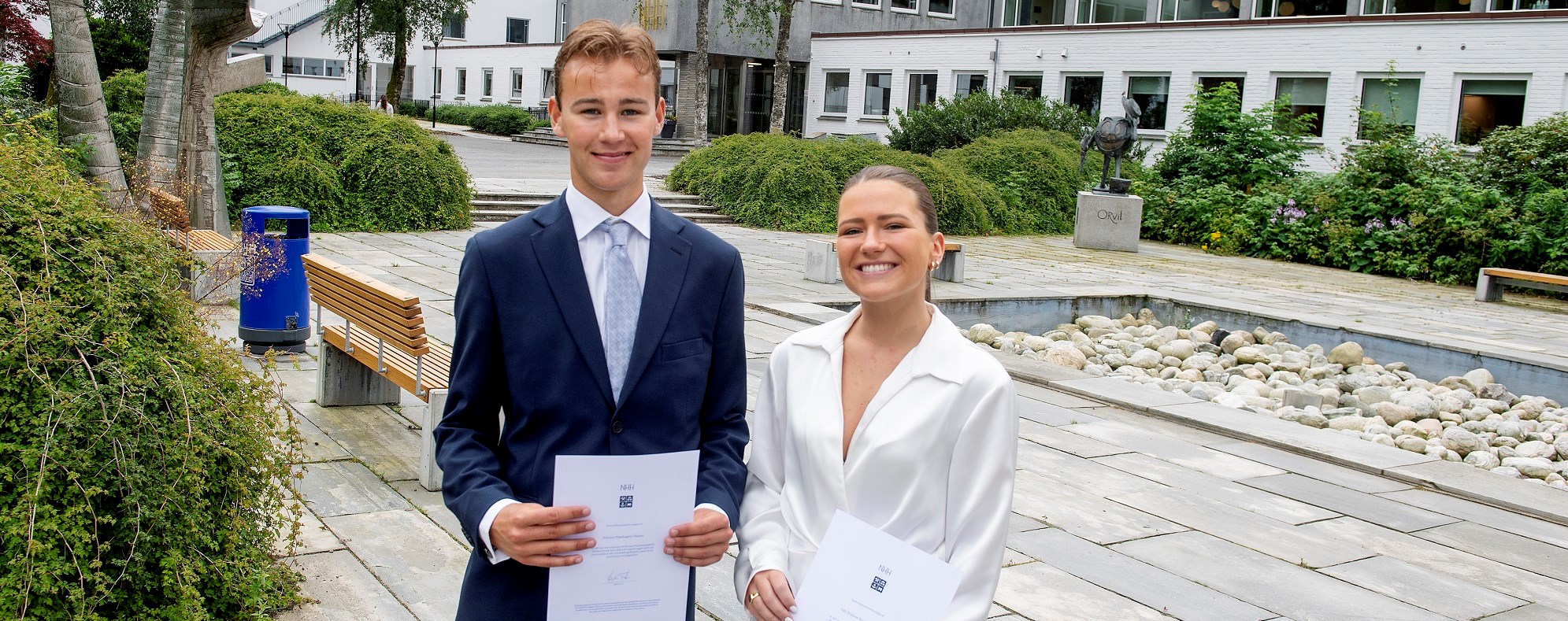 Johann Næshagen Oksmo (21) fra Bærum Oda Eriksen Brockstedt Olsen (24) fra Nøtterøy. – Jeg har alltid hørt mye om NHH, alle har fortalt hvor god skolen er, sier Oksmo. 