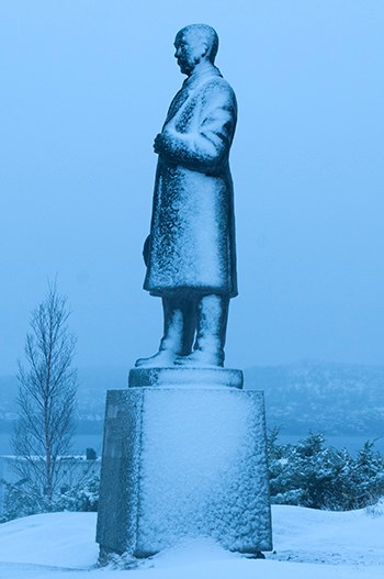 Kristofer Lehmkuhl-statuen ved NHH. Foto: Hallvard Lyssand