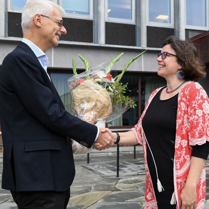 Evelina Gavrilova-Zoutman mottar blomster fra rektor Øystein Thøgersen. 