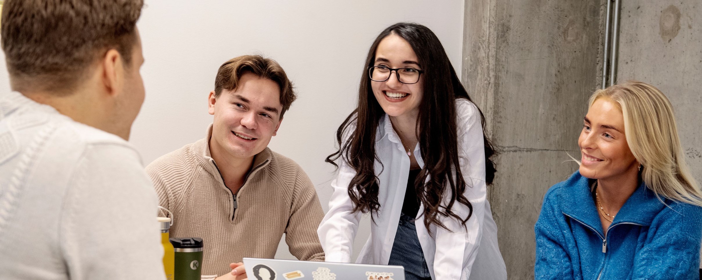 Aygul Ismayilova (23) from Azerbajan (in the middle), together with the Norwegian ambassadors Otto Elvebø Beckmann (23) and Silje Farstad Moe (22). 