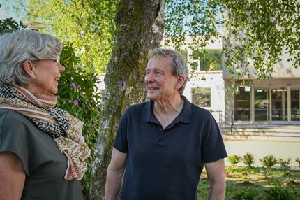 Paul and Ingeborg talking to each other outside NHH