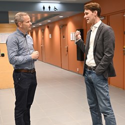 Sjefredaktør og administrerende direktør i Bergens Tidende Trond Olav Skrunes sammen med seniorrådgiver i tankesmien Langsikt Tellef Raabe. Han er tilknyttet Samfunns- og næringsforskning ved NHH. Foto_ Sigrid Folkestad
