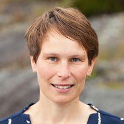 The Government presented its new aquaculture strategy ‘An Ocean of Opportunities’ in July. One of its measures was to appoint a committee to review the licensing system in the aquaculture industry. Linda Nøstbakken will chair the committee. She is a research director at Statistics Norway and an adjunct professor at NHH.