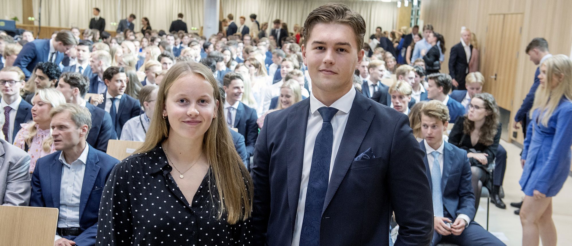 Thea Fossmark (21) fra Voss og Magnus Forseth Bækkelund (22) fra Molde på NHHs immatrikulering mandag denne uken. 