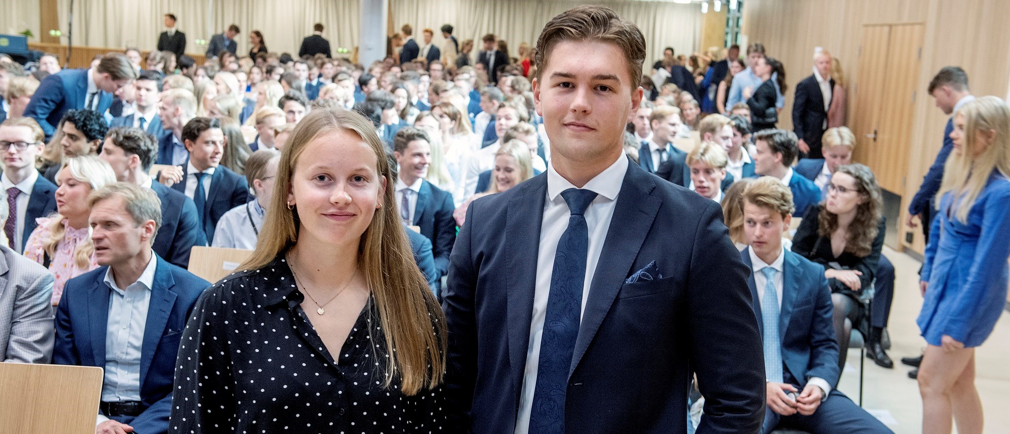 Thea Fossmark (21) fra Voss og Magnus Forseth Bækkelund (22) fra Molde på NHHs immatrikulering mandag denne uken. 