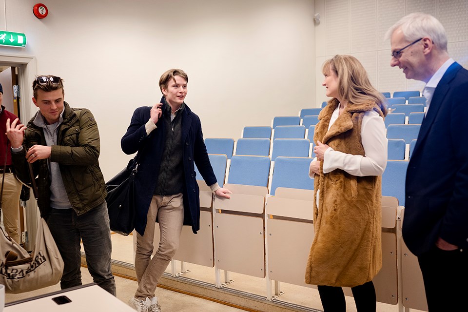 Bilde av elever ved Oslo Handelsgymnasium som snakker med NHH-rektor Øystein Thøgersen. 