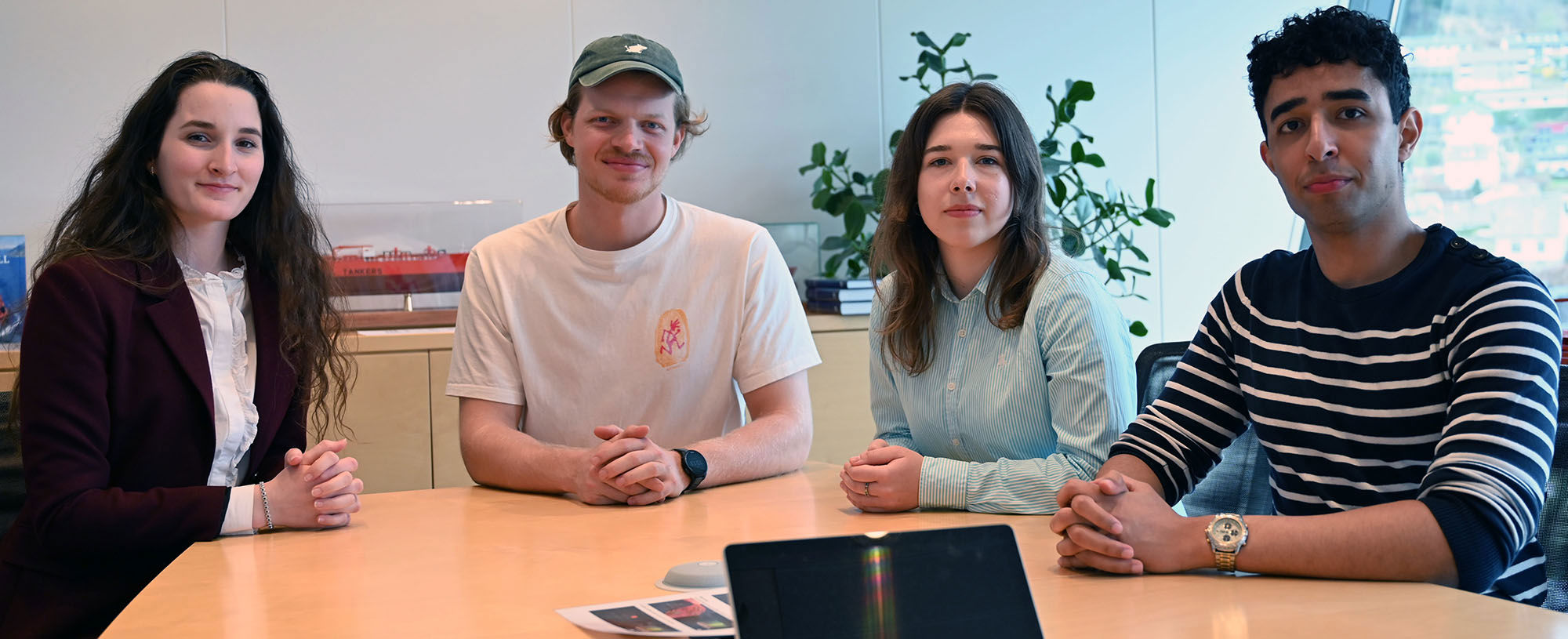 Vinnerne av årets innovasjonssprint, denne gangen arrangert hos rederiet Odfjell i Bergen:  Paola Pop, Bjarne Laartz, Yelyzaveta Tykhonova og Nassim Haou.