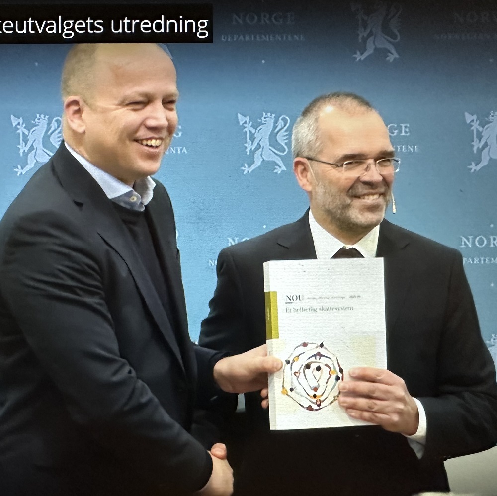 NTNU-professor Ragnar Torvik leverte NOU-en til finansminister Trygve Slagsvold Vedum