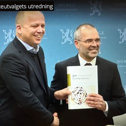 NTNU-professor Ragnar Torvik leverte NOU-en til finansminister Trygve Slagsvold Vedum