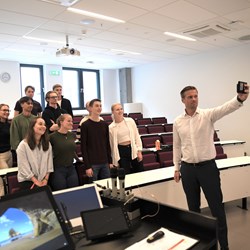 ‘Let’s do a quick round of presentations,’ says Torleif Madsen, mentor and CEO of Compact Carbon Capture AS, a company in the global Baker Hughes group. Here with NHH students Kristjan Basse Sveum from Gjøvik, Bendik Skarpnes from Stavanger og Andrine Ubøe from Haugesund. Foto: Ove Sjøstrøm