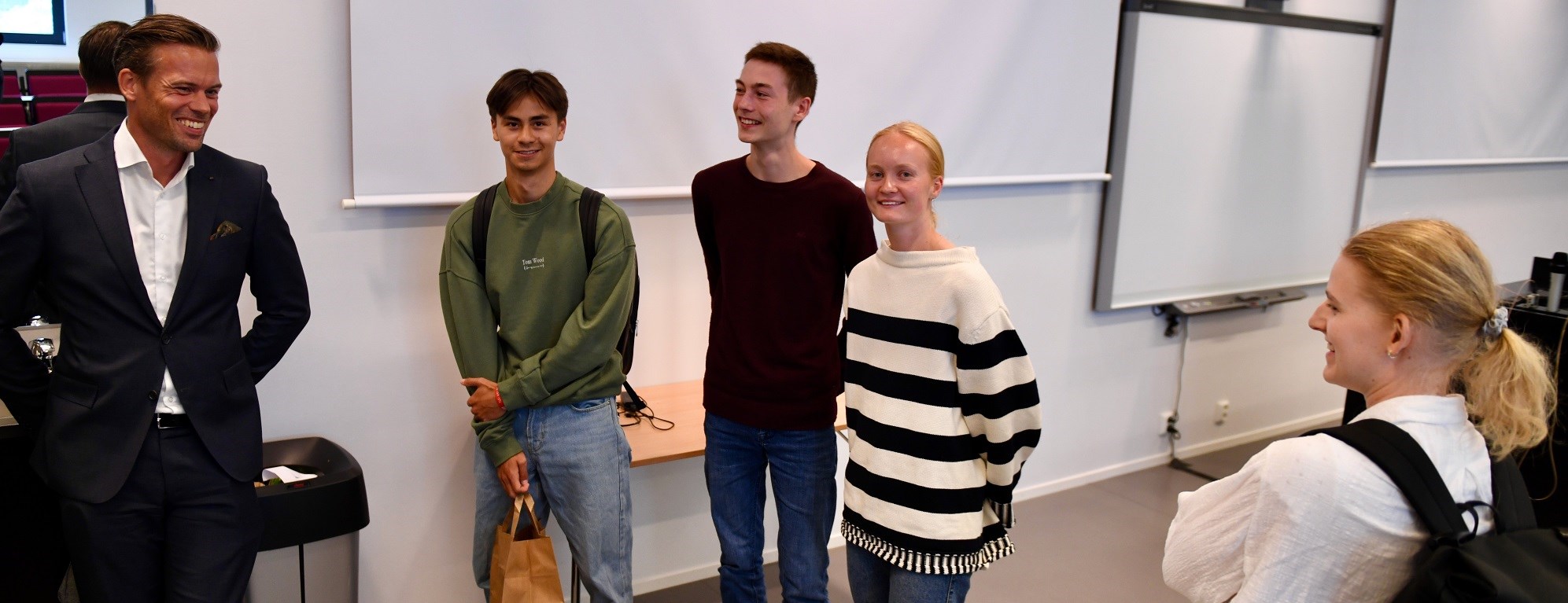 ‘Let’s do a quick round of presentations,’ says Torleif Madsen, mentor and CEO of Compact Carbon Capture AS, a company in the global Baker Hughes group. Here with NHH students Kristjan Basse Sveum from Gjøvik, Bendik Skarpnes from Stavanger og Andrine Ubøe from Haugesund. Foto: Ove Sjøstrøm