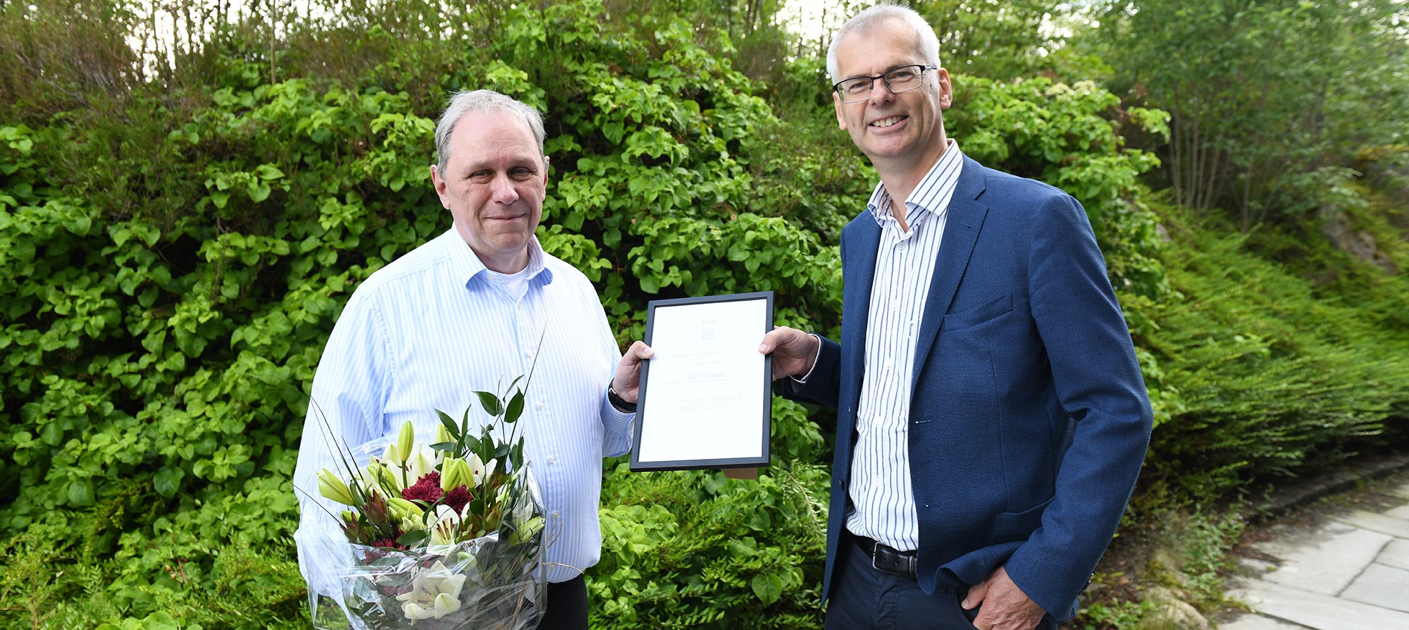"Jan combines his philosophy and his thoughts on teaching and his practice in an exemplary way," the assessment committee writes. Here he receives a diploma, flowers and gratulations from Rector Øystein Thøgersen.