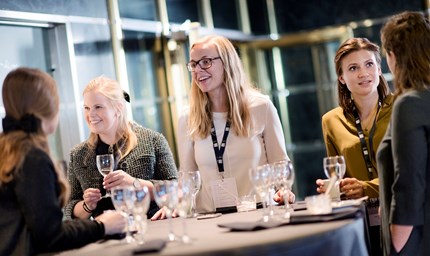 NHH-alumni Maren Solhjem, Henny Marie Fløystad, Solfrid Helgesen, Ingrid Pedersen og Anniken Fossum under Alumnikofernansen. Foto: Siv Dolmen