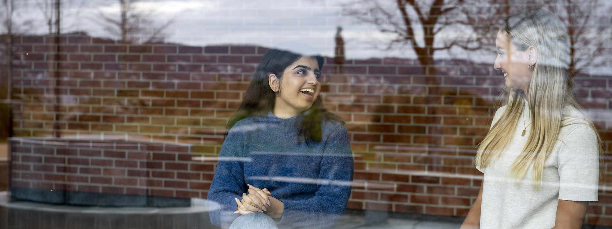 Mah Noor Munir sammen med den internasjonale studentambassadøren Maria Welle Fjellbirkeland.