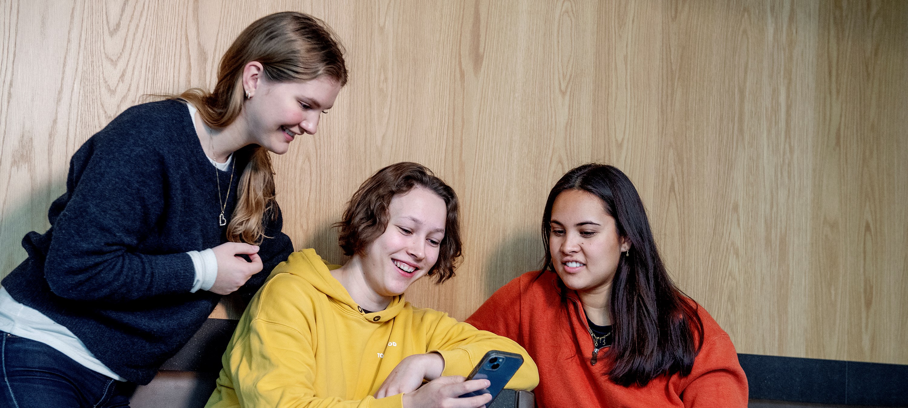 NH students Karoline Lysaker, Hermine Øye-Forbregd og Cinta Lilis Jacobsen. Photo: Helge Skodvin