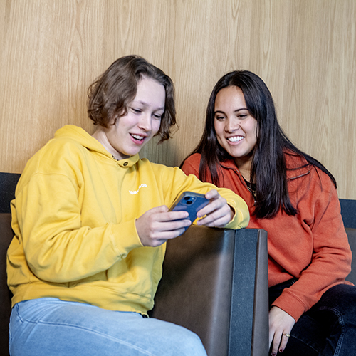 Hermine Øye-Forbregd og Cinta Lilis Jacobsen. Photo: Helge Skodvin