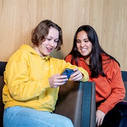 Hermine Øye-Forbregd og Cinta Lilis Jacobsen. Photo: Helge Skodvin