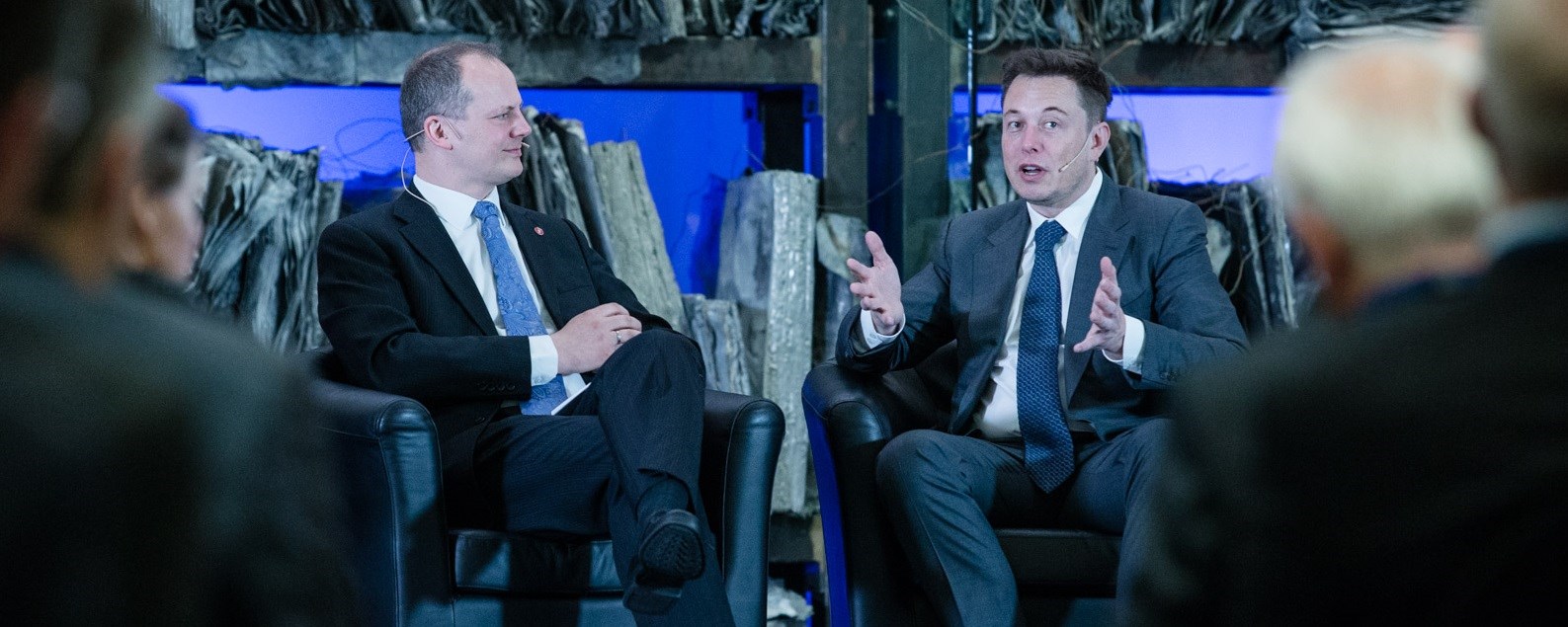 Men hvorfor vil Elon Musk kjøpe Twitter, og hvorfor er det en kontroversiell handel? spør Tor W. Andreassen i Dagens Perspektiv. Foto: Daværende samferdselsminister Ketil Solvik-Olsen (Frp) og Elon Musk (Samferdselsdepartementet)