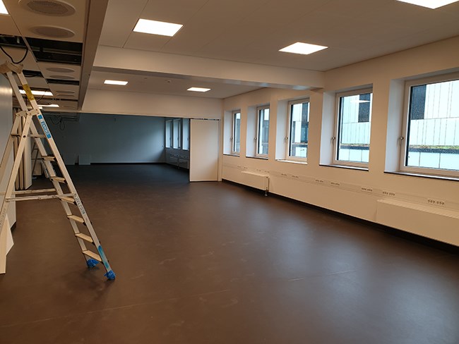 Two of the classrooms in the classroom wing are equipped with a sliding panel to increase flexibility. The rooms can be opened up to make one big room.