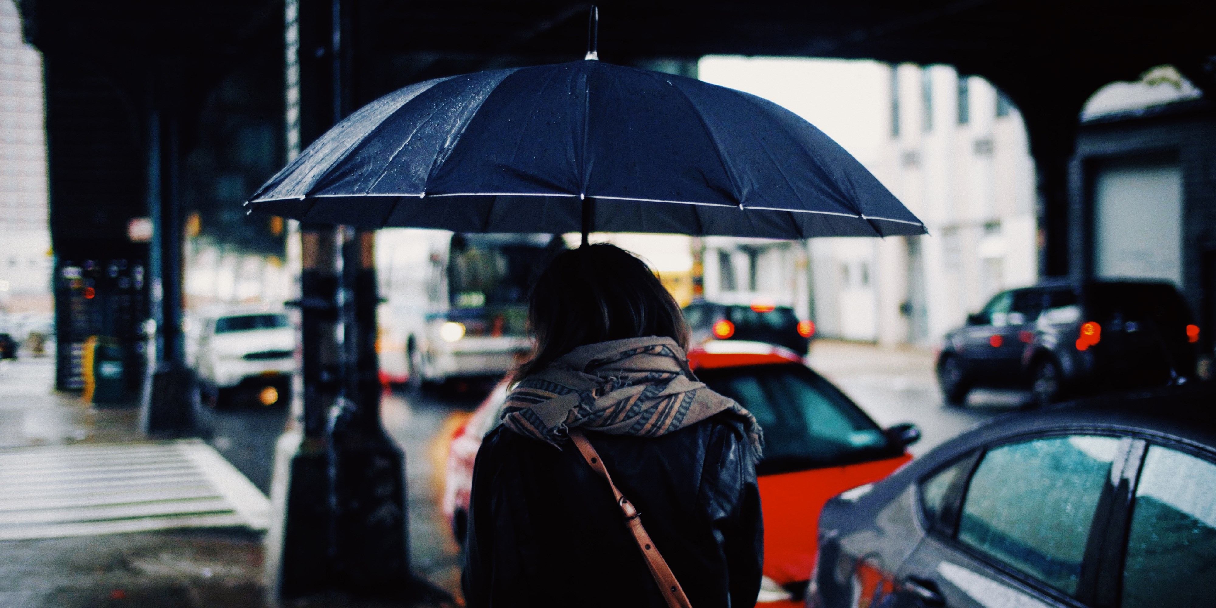 Persom med paraply på gate