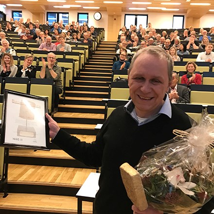 Jan Ubøe with the proof that he is the winner of the Bronze Sponge for the autumn of 2016. Photo: Astri Kamsvåg