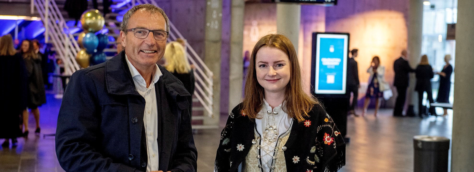 Ingvild Nitter Vestad er fra Stavanger, men flyttet nylig til Oslo. – Nå blir det først sommerjobb og så fast jobb i august i Oslo, sier hun fornøyd. Far Torgeir Vestad er fornøyd med datterens innsats på NHH. – Du, nå er jeg så stolt at jeg akkurat har snappet et bilde av Ingvild til familien.