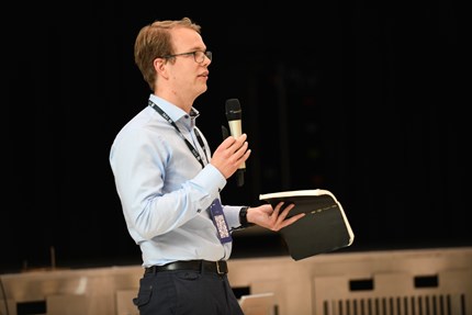 PHD candidat Vegard Enerstvedt while giving his pitch to the jury