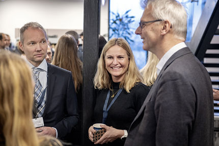 Jan Skog Rønningen og Julia Knudsen fra Sparebanken 1 SR-Bank og NHH-rektor Øystein Thøgersen. Foto: Helge Skodvin.