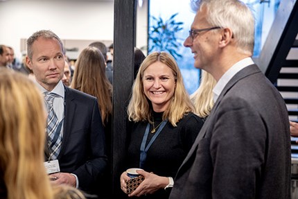 Jan Skog Rønningen og Julia Knudsen fra Sparebanken 1 SR-Bank og NHH-rektor Øystein Thøgersen. Foto: Helge Skodvin.