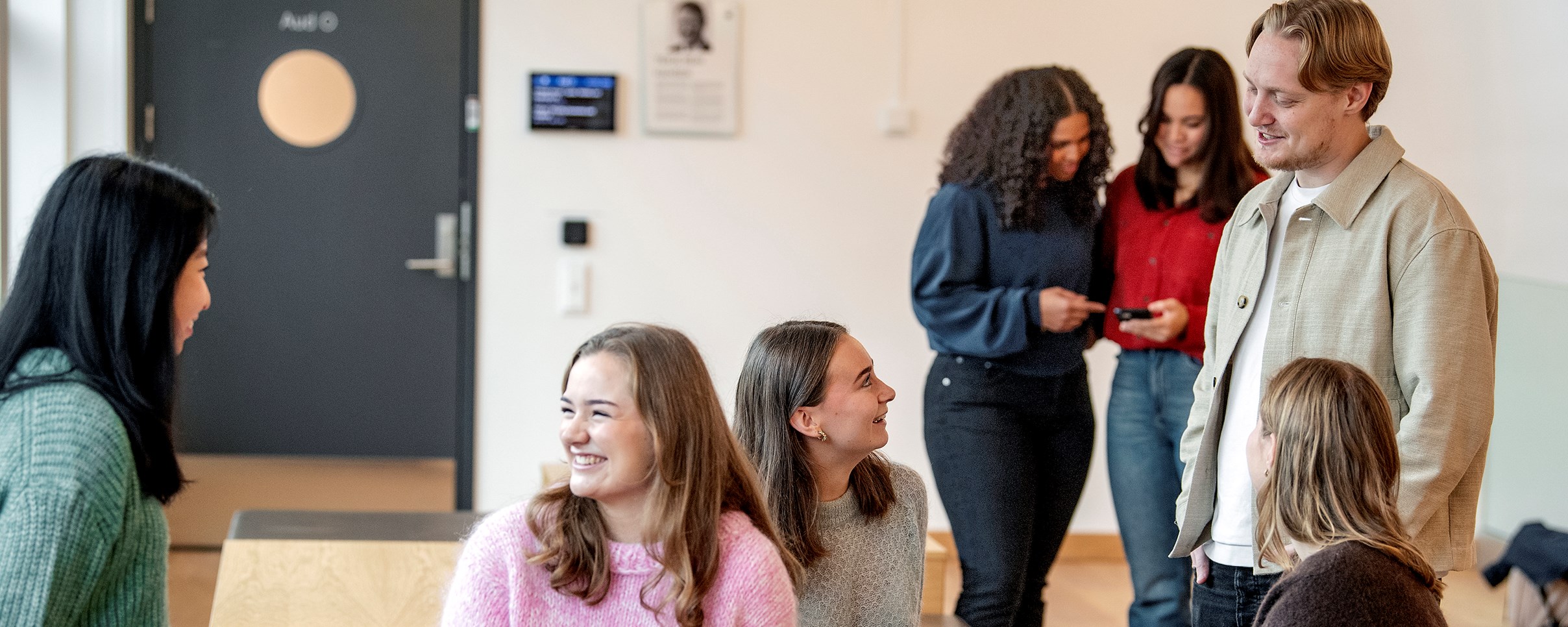 Bilde av Marte Elisabeth Møvik Lynne sammen med flere andre studentambassadører. Foto: Helge Skodvin