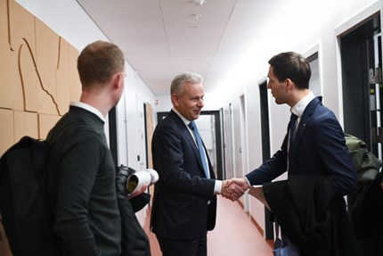 Mikalsen greeting the minister